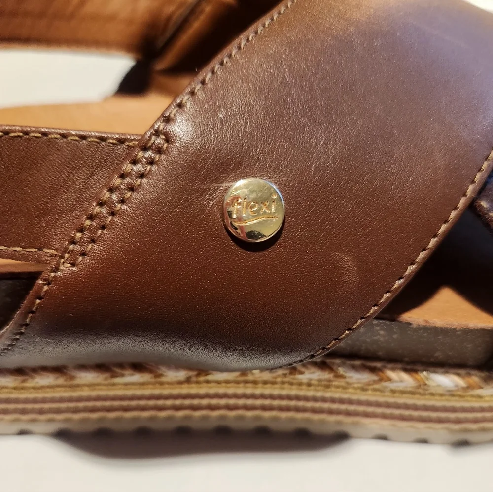 FLEXI WOMEN'S SIZE 8 BROWN PLATAFORM SANDALS. - Picture 8 of 11